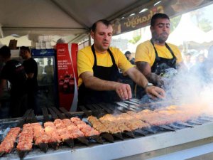 Pandeminin stresini festivalde attılar