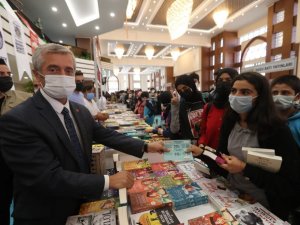 Kitap fuarını 9 günde 100 bini aşkın kişi ziyaret etti