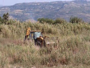 Kuş cennetine kepçe ile geçip yol açmaya çalıştı