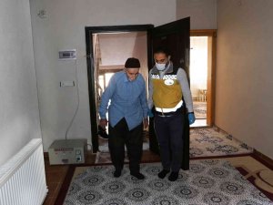 ‘Yürüyemez’ denilen hasta Van Büyükşehir Belediyesinin fizyoterapi hizmetiyle şifa buldu