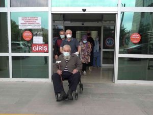 3 doz aşı olan 92 yaşındaki dede korona virüsü yendi