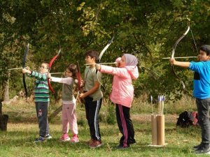 Çocuklar çömlek yaptı, okçuluk ve dart sporu ile tanışarak doğadaki ağaç ve bitkileri tanıdı