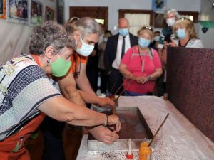 ABD’li turistler Ebru sanatına merek sardı