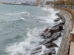 Marmara’da poyraz etkili oluyor: Çok sayıda gemi Tekirdağ kıyılarına demirledi