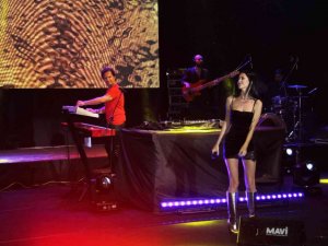 Ozan Doğulu ve Hera, Bodrum Kalesi’nde sahne aldı