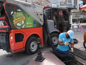 Kuşadası’nda Yağmur Suyu Mazgalları Yağışlar Öncesi Temizlendi
