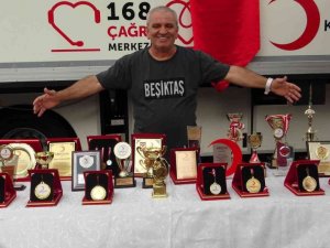 6 dünya rekoru kıran kan bağışçısına plaket