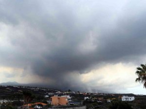 La Palma’da yanardağdan akan lav çimento fabrikasını yaktı