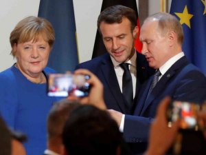 Putin, Merkel ve Macron ile Ukrayna konusunu görüştü
