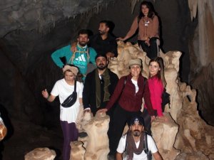 İçerisinde sarkıt ve dikitler olan mağara büyülüyor