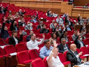 İzmir Büyükşehir Meclisinde depremzedeleri sevindiren karar