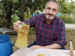 Marketlerde satılan hazır sirkelere kızınca kendi sirkesini yaptı