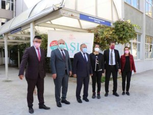 Mobil aşı aracı ile öğrencilere aşı çağrısı yaptılar