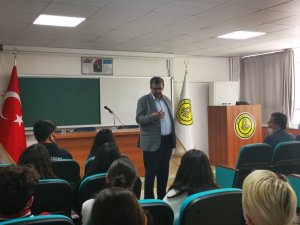 Tarihçi yazar Hayati İnanç mezun olduğu Aydın Lisesi’ndeki ’Kariyer Günleri’ne konuk oldu