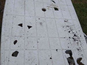 Ceviz büyüklüğünde yağan dolu tenteyi ve masayı delip geçti