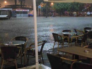 Bandırma’da sağanak etkili oldu