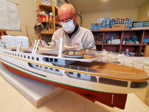 Binlerce parça kullanıp şaheser gemiler üretiyor