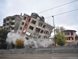 Bursa’da tarihi gölgeleyen 5 katlı bina böyle yıkıldı