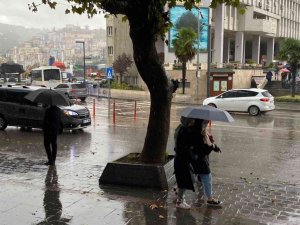Kuvvetli yağış hayatı olumsuz etkiledi