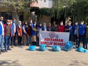 Gençler köyde temizlik yaptı