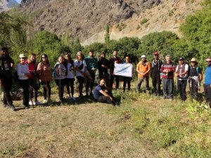 Yüksek rakımlı dağlarda doğa yürüyüşü yaptılar