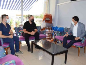 Başkan Özcan’dan yaralı leyleğin bakımını üstlenen veteriner hekime teşekkür