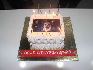 Oğuz Atay’ı doğum gününü, memleketinde pasta keserek kutladılar
