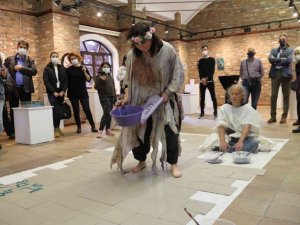 Güney Koreli sanatçılardan anlamlı gösteri