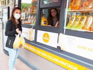 Burhaniye’de askıda ekmek uygulaması ilgi gördü
