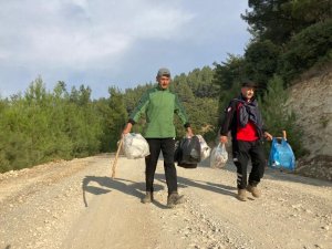 Dağcılar hem spor yaptı hem çöp topladı