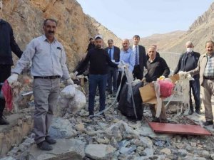 Hakkari-Van karayolu çöplerden temizlendi
