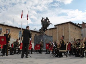 3. Ordu Komutanlığı Bando takımı Bayburt’ta halka konser verdi
