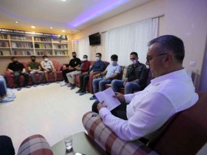 Başkanvekili Altıntaş, Altı Nokta Körler Derneği üyeleri için kitap okudu