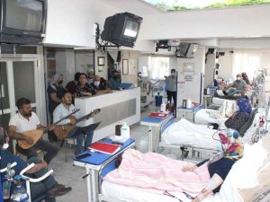 Diyaliz hastalarına müzikli terapi