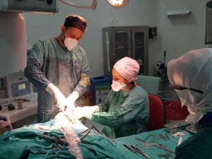 İşitme kaybı yaşayan çocuğa başarılı ameliyat