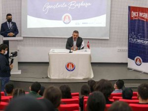 Sincan Belediye Başkanı Ercan gençlerle bir arada