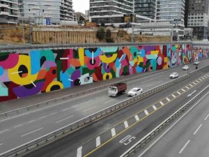 E-5’te sökülen dikey bahçelerin yerini grafitiler aldı