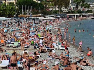Kemer’de Ekim ayı ortasında sahilde turist yoğunluğu