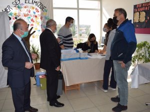 Fen lise öğrencileri okullarında Covid-19 aşısı yaptırdı