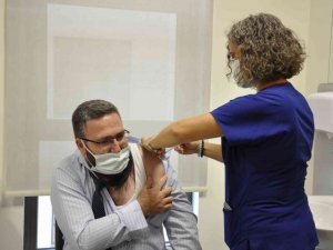 Hastanenin ilk Turkovac gönüllüsü aşı oldu