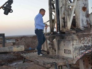 Ağaçtan yapılan çatal çubukla yer altı su kaynaklarını buluyor