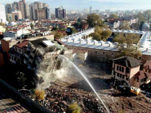 Tarihi gölgeleyen 7 katlı bina saniyeler içinde böyle yerle bir oldu