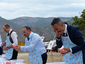 Belediye başkanları ’Nar yeme’ ve ’Nar suyu sıkma’ yarışmasında kıyasıya yarıştı