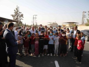 Yol ortasında çocuklarla kurdela kesti