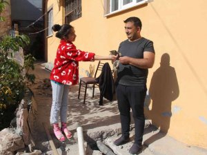 Atık borusuna sıkışan yavru kedi böyle kurtarıldı