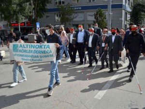 Vali, görme engelli bireylerin sorunlarını gözüne taktığı bandajla yürüyerek gördü