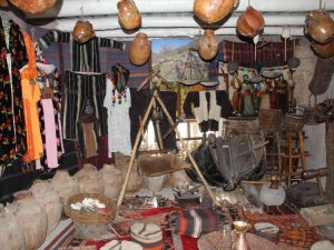 Çöplük ve ahırdan topladığı antika eserlerden Etnografya Müzesi kurdu