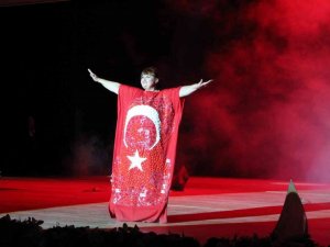 Defilede bu kez camdan kıyafetler boy gösterdi