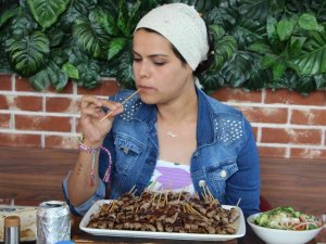 37 dakikada 247 adet çöp şiş yiyerek rekor kırdı