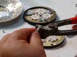 Mikro mozaikler takı ve çantalarda hayat buluyor